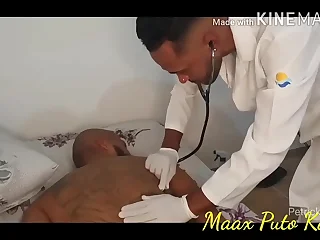 Médico tarado fudeu o paciente e deu uma leitada como medicação. Completo no Overheated